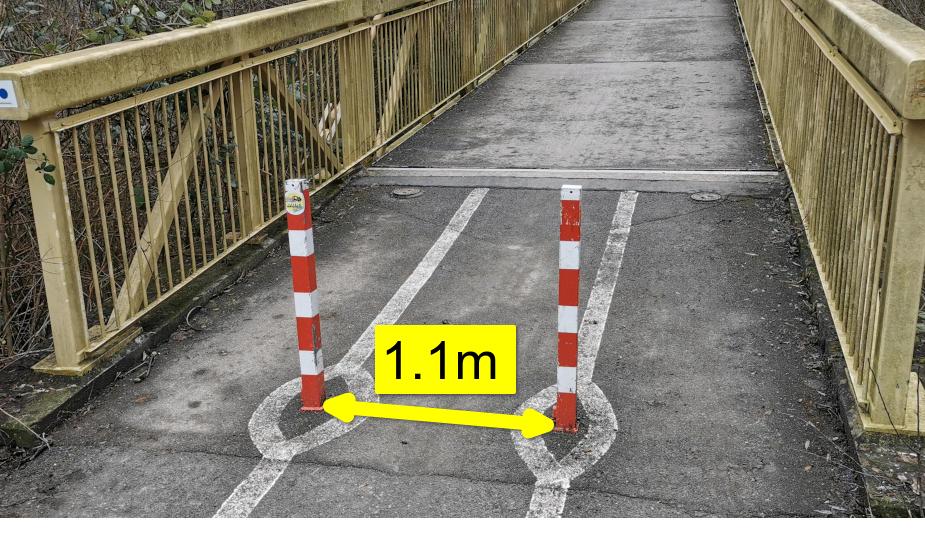 Beispiel für schmale Pollerdurchfahrt vor Brücke