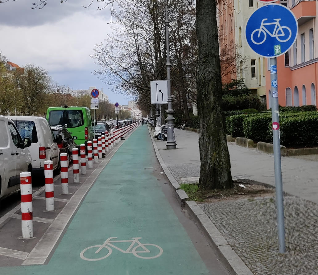 Einrichtungsradweg mit exzelletem Untergrund und grüner Markierung