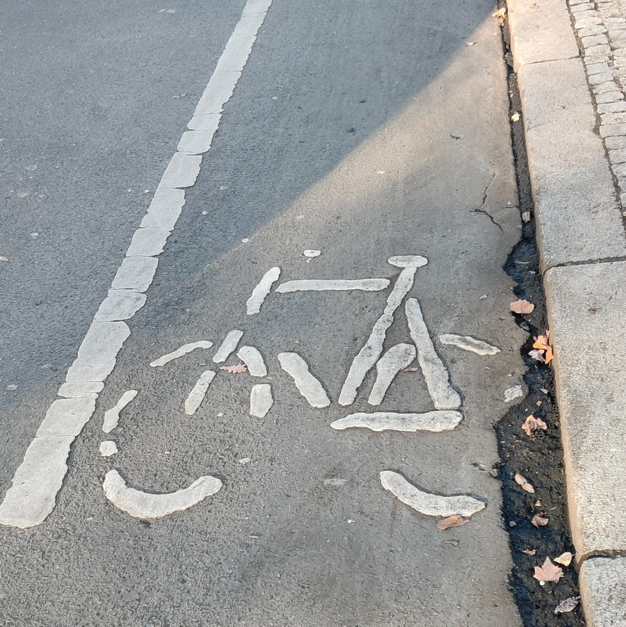 Radstreifen in mäßigem Zustand